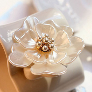 Camellia Flower Brooch pins plant Brooches For women Dressing Decoration Fashion Beautiful Jewelry Modern Girl Gift