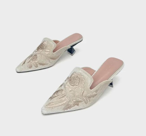 Velour Embroidery Flower Slippers Women Pointed Toe Flats Mules Elegant Ladies House Pantufa Shoes Slip On Slides Femmes Sandals