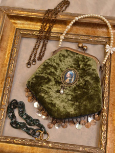 Lost in Vinatge Gothic Retro Velvet Victorian Oil Painting Clutch with Shell Decoration Dumplings Bags 21x20cm