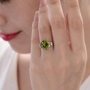 Rings For Women 2017 Silver 925 jewelry Solitaire Green Spinel Section Fine Jewelry Engagement Party for Girls Christmas Gift