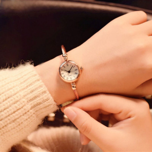 Small Gold Bangle Bracelet Luxury Watches Stainless Steel Retro Ladies Quartz Wristwatches Fashion Casual Women Dress Watch